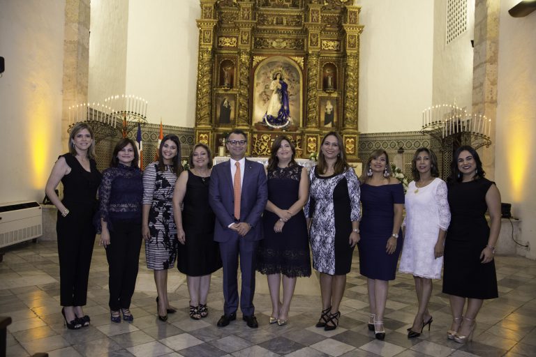 Alberto Cruz junto a parte del equipo directivo y gerencial de Excel