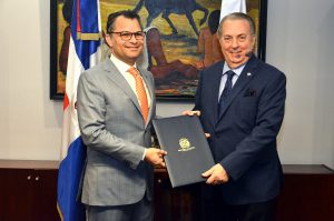 Alberto Cruz presidente de Excel junto a Eduardo Selman ministro de Cultura.