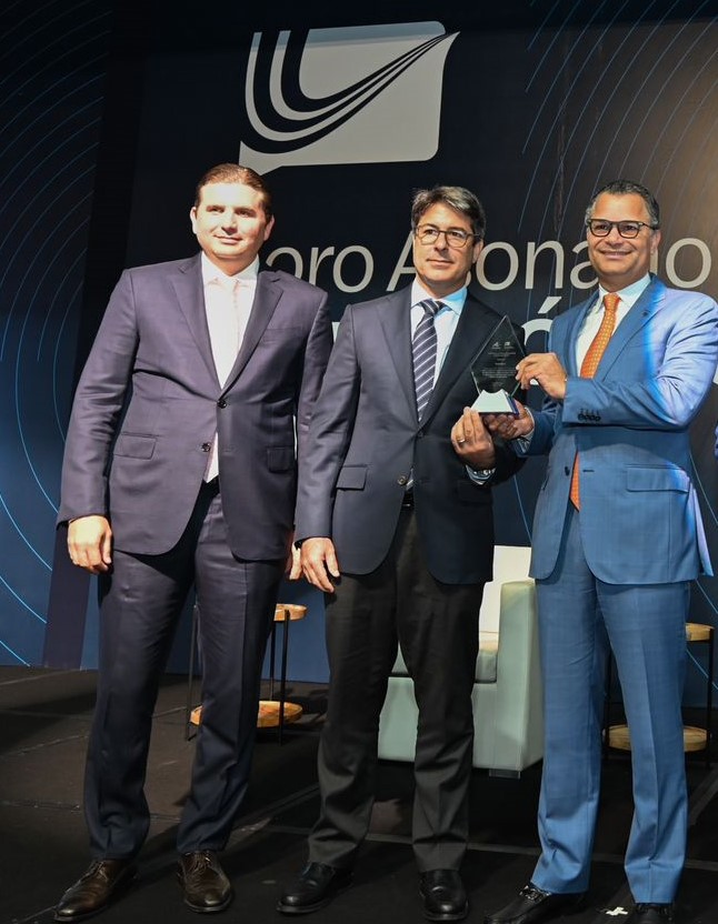 Entrega del premio al Sr.Cruz
